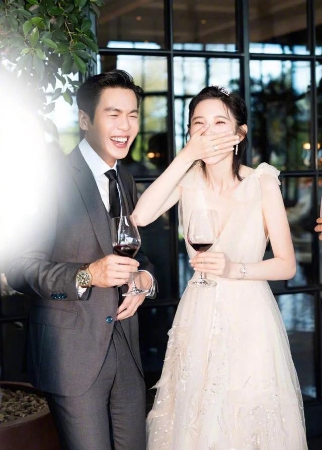 张若昀|张若昀：从小爹不疼娘不爱，是唐艺昕治愈了我，余生定不负她