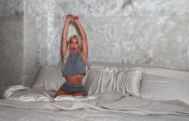 金·卡戴珊|金卡戴珊晒起床照，睡眼惺忪颜值气质在线，41岁身上没有一丝赘肉