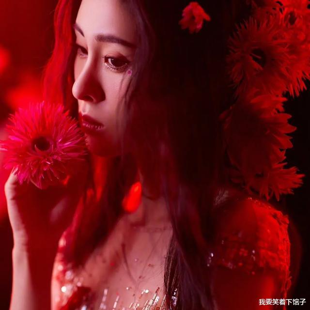 张碧晨|张碧晨左耳失聪上热搜,网友不同情却都在骂她买热搜立卖惨人设