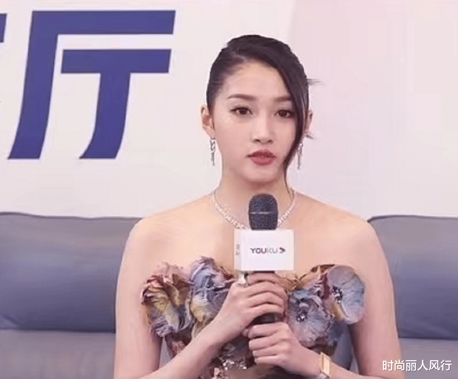 关晓彤|关晓彤真是浪费好身材!明明穿的是高定却难掩土气,生图脖子好粗