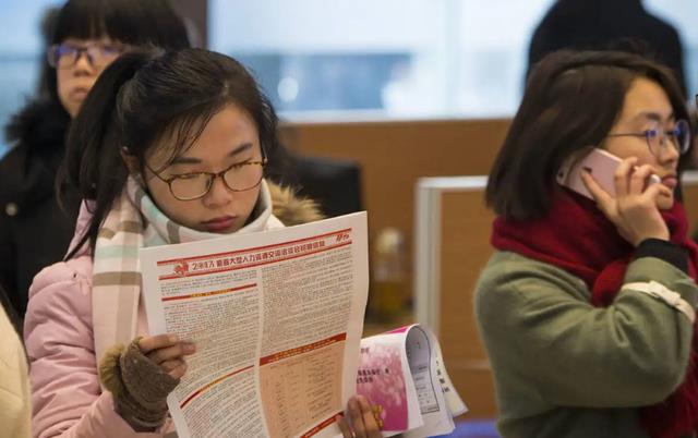 求职|招聘文员要求“身材好”？中铁三局回应招聘争议，网友：越描越黑