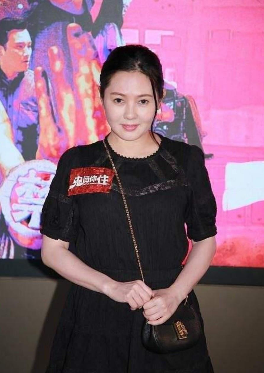 李丽珍|56岁李丽珍罕见露脸，颈纹抢镜，脸显好圆，网友：女神也要服老了