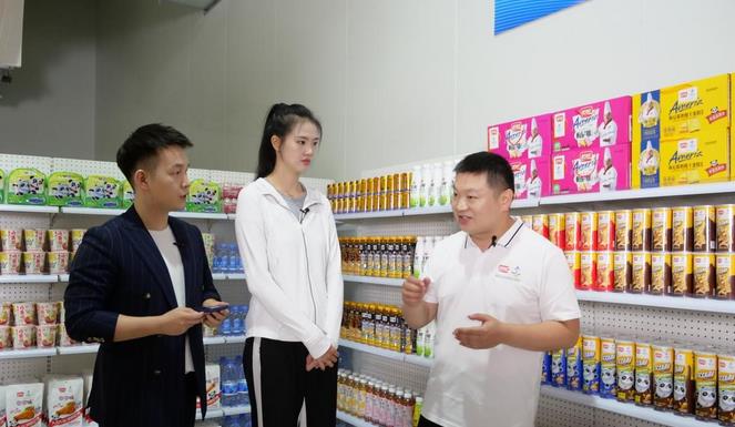 |张常宁晒一家4口近照!为53岁妈妈庆生,张妈妈颜值气质更像35岁