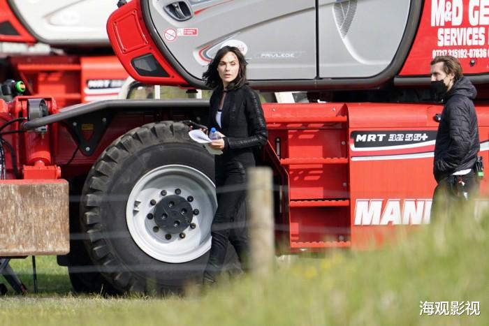 翁虹|《铁石心肠》最新路透照 盖尔·加朵搜查官连身衣出镜