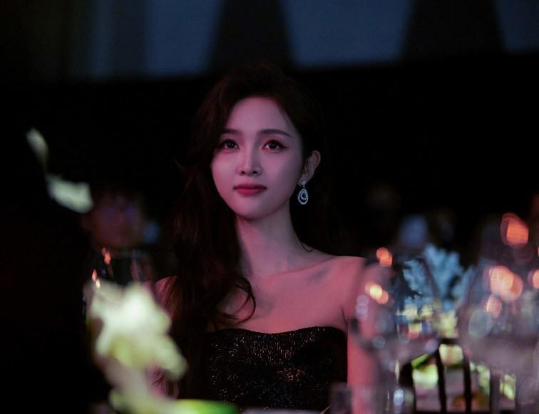 吴宣仪|吴宣仪颜值下降？工作室不审图的吗？网友：面部眼睛无力好没精神