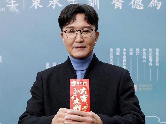 整容|“达康书记”吴刚整容后差距大，网友直呼不要，演员整容需谨慎