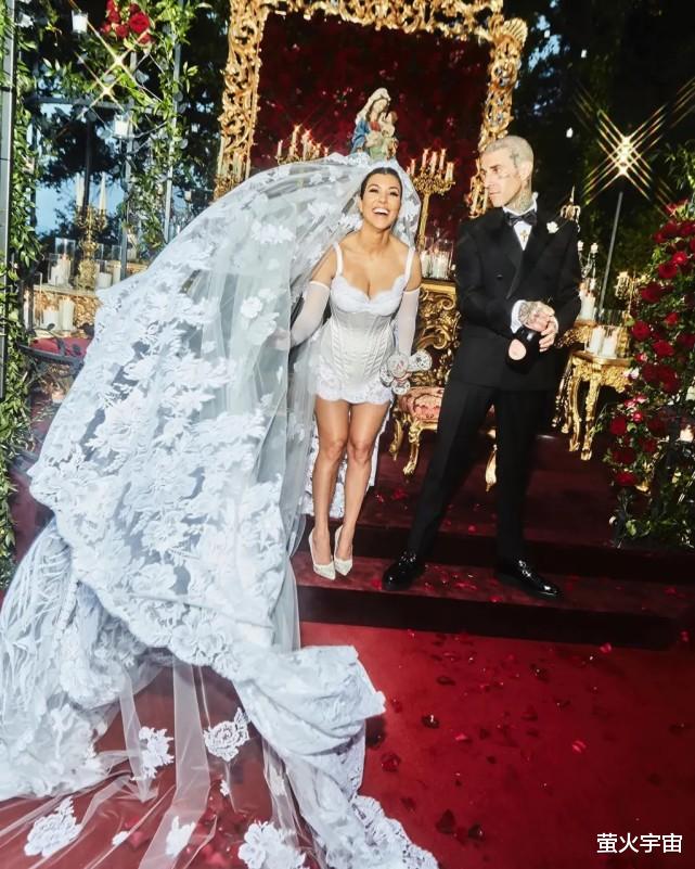 考特尼|43岁卡戴珊大姐被新婚丈夫亲脚丫，公开光头鼓手的特别爱好，惹争议