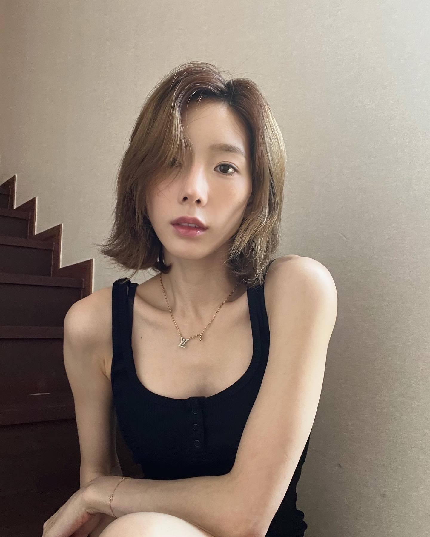 少女时代|33岁少女时代泰妍，身材纤瘦，锁骨突出，胳膊肌肉却很健壮！