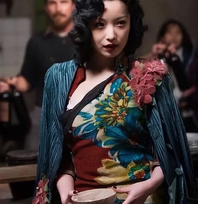 倪妮|倪妮参加活动穿着暴露一脸不屑被说耍大牌网友：把媚俗当个性