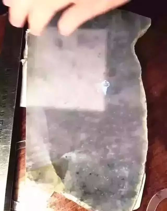 翡翠|一鸣惊人!翡翠赌石,380万切出1个亿!