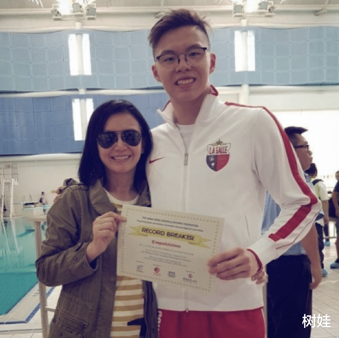 曾华倩|曾华倩晒照为儿子庆生,24岁儿子身高两米,无意入行专注体育运动