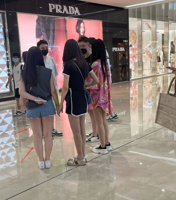 王思聪|王思聪与五位美女逛街被偶遇，女方腿粗身材壮实，被吐槽不挑食