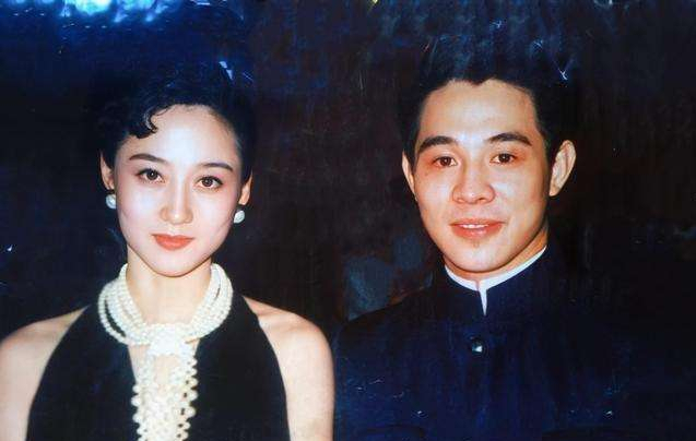 李连杰|1999年，李连杰高调迎娶利智，为何却被港媒10字嘲讽？