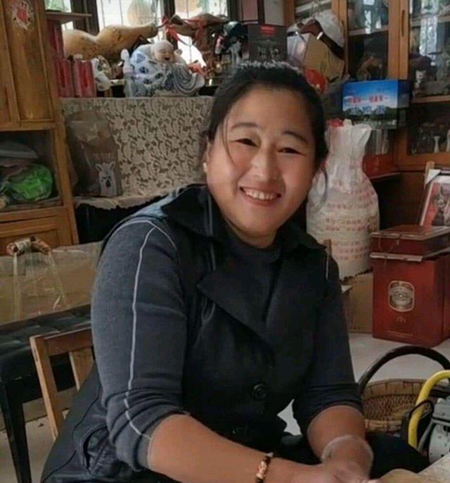 朱之文|大衣哥新儿媳露面，热情招呼公公，朱小伟跟在后面低头不语