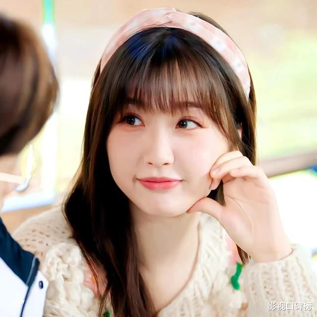 虞书欣|虞书欣和易梦玲秀亲密合照,网友却在比美,直呼虞书欣太“普”了