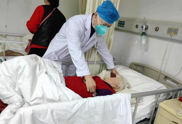 水中毒|七旬老人感染新冠后在家大量喝水致“水中毒”医生提醒喝水24小时超过3升警惕引发水中毒