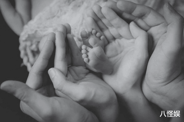 昆凌|昆凌晒三胎女儿萌照，小公主歪头酣睡肌肤粉嫩，越长越像周杰伦
