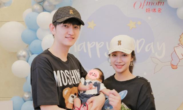 马可|32岁马可晒近照，一家三口一同出游，抱1岁儿子踏青