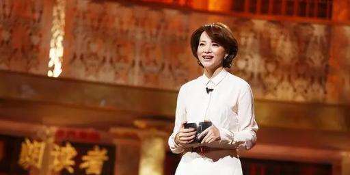 董卿“豪门梦”碎了一地？富豪丈夫破产，儿子入美籍成笑话