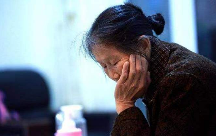 64岁阿姨哭诉:说好试婚1个月给5000,最后只给800,我被骗得很惨