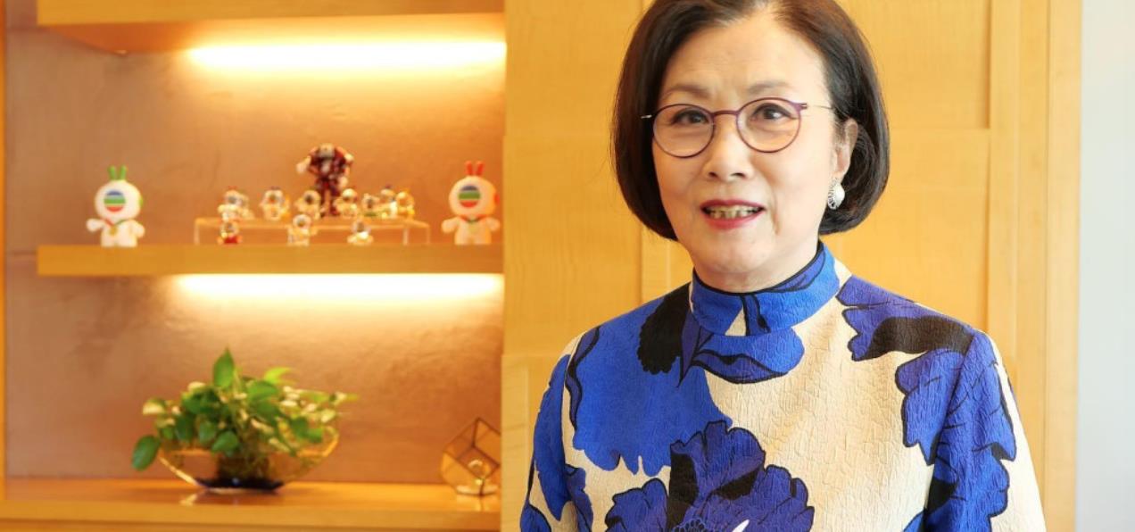 汪明荃|汪明荃获颁金紫荆星章，TVB主席亲自接见送祝贺信，曾志伟送鲜花