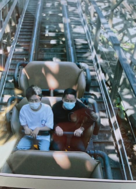 鹦鹉|孙海洋一家游华侨城,孙辉被鹦鹉啄哭,孙卓和爸爸坐过山车好温馨