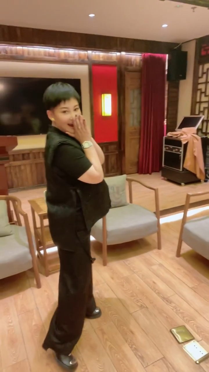 抽脂 赵本山徒弟胖丫抽脂减肥10余天后全身出镜,瘦身明显变化大