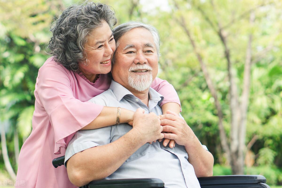 62岁阿姨:尽心尽力照顾瘫痪再婚老伴,没想到我结局那么悲惨
