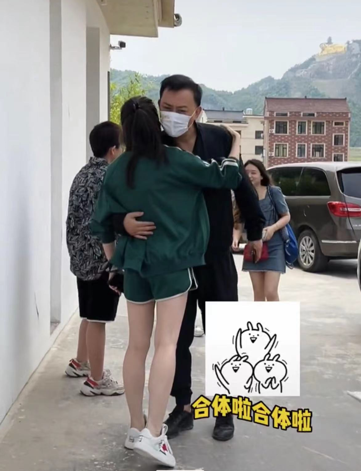 张琰琰|黄海冰张棪琰当众挽手头贴头，被指亲密超安全距离，两人都有家室