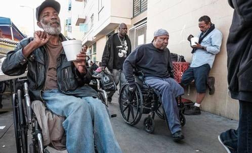 美国|越懒越穷？美国女博士，去底层打工，揭开美国穷人的真实生存困境