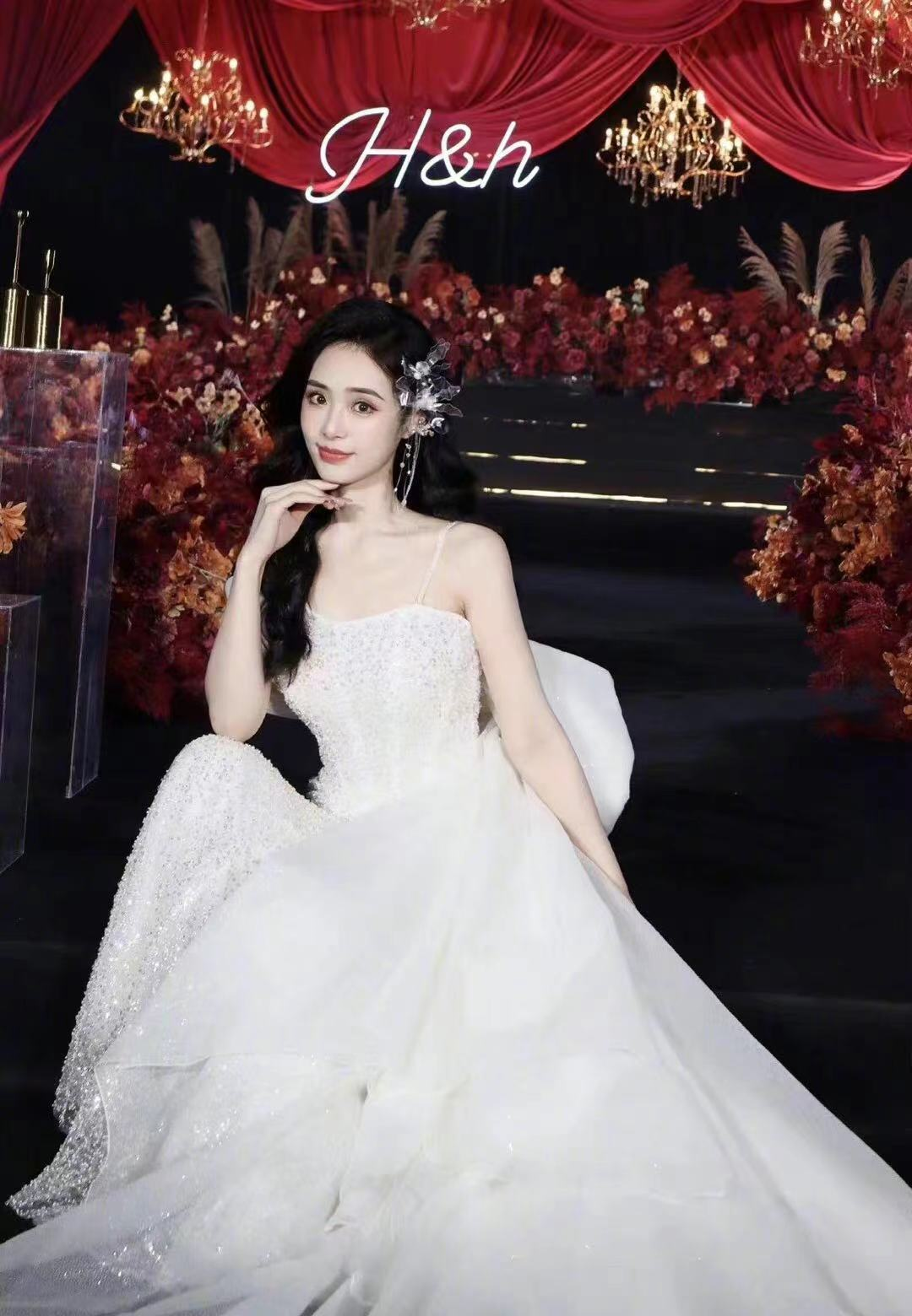 官宣|百万网红晒照官宣结婚！神秘妻子高颜值不输明星，两人相识已8年