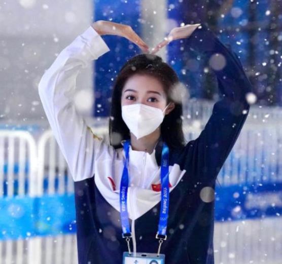 冬奥会|冬奥会颁奖中文播报身份解密,还是中传校花冯琳,网友心悦诚服!