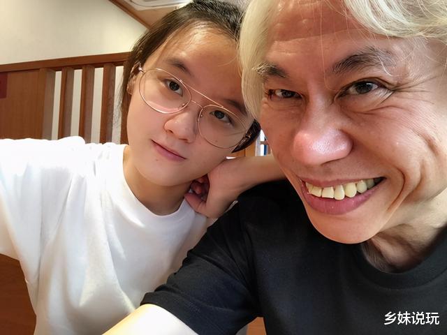 素媛|59岁公公和43岁儿媳手牵手逛街，24岁丈夫走在一边像路人甲