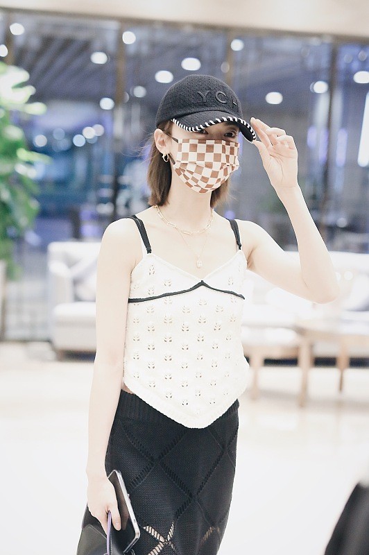 吴谨言太敢穿了，日常穿个吊带就出门了，搭配效果太独特