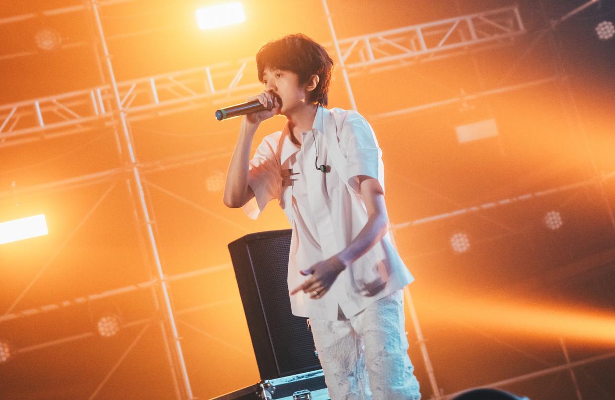 姜云升|被姜云升粉丝嘲讽没人气！艾福杰尼强势回怼，我的演出值回票价！