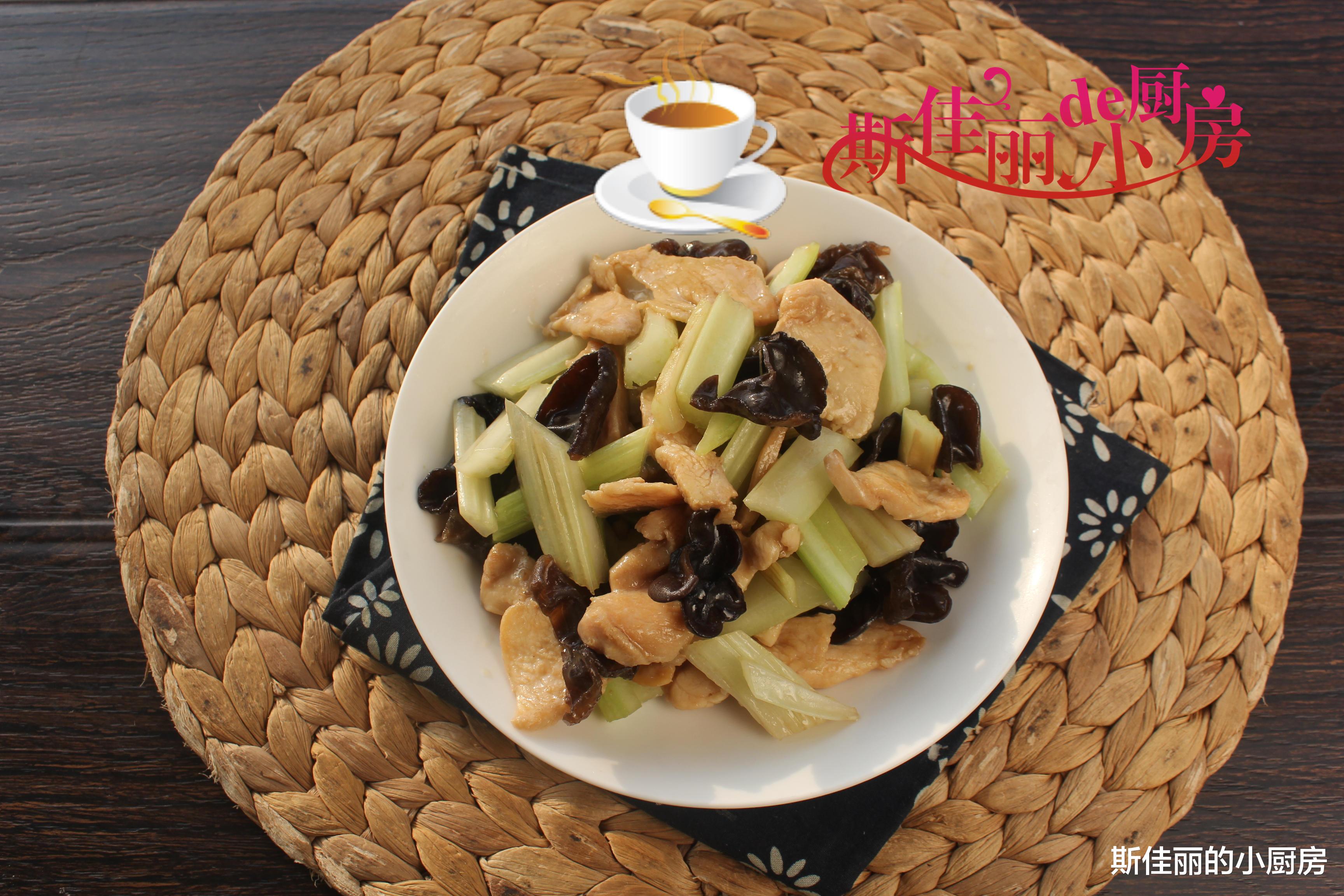 西芹 减肥期间可放心吃的一道菜,低卡高纤维又低脂饱腹,我三天两头必做