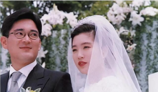 李政宰|林世玲和李政宰参加活动,穿一袭白裙气质优雅,两人感情甜蜜