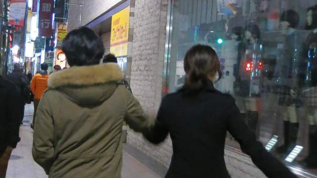 郑伊健|郑伊健飞日本与妻子庆结婚十年！手牵手街头散步，曾被曝移民日本