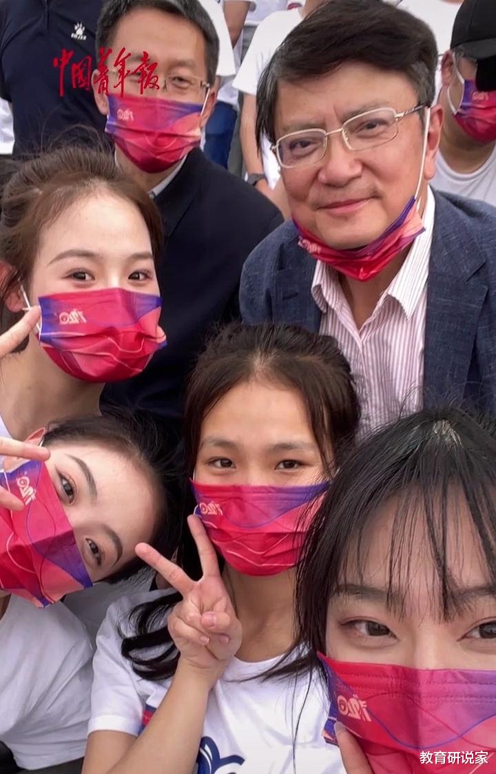 郑强|女生“偷拍”郑强教授,强哥操作太可爱:强哥是讲究人