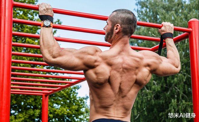 单杠|引体向上硬拉8个，已经属于高手级别，背部和手臂肌肉力量强大