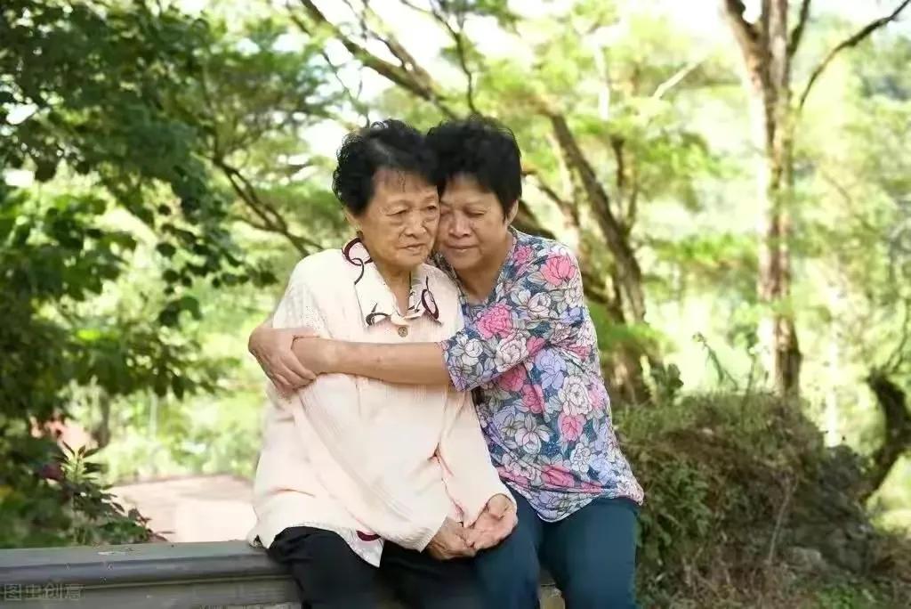 57岁大妈哭诉:肥水不流外人田,嫁给亲家公后,却活不下去了