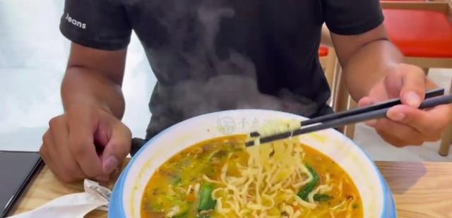 山东200万粉丝大网红开面馆,9块钱9一碗配鸡腿,网友:含泪赚5块