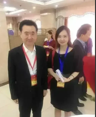 秘书|王健林夸自己的女秘书就是“秘书界最美劳模”。