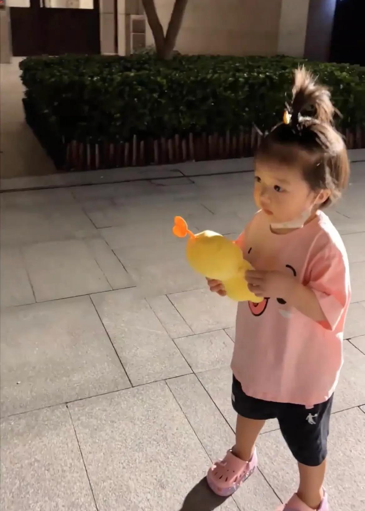 王祖蓝|王祖蓝一家四口逛中秋集市,全程逛吃太欢乐,俩女儿越来越漂亮