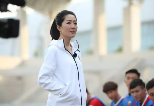 浦玮|深扒巩汉林的“假女足签名球”，前女足队长的回应打脸了谁？