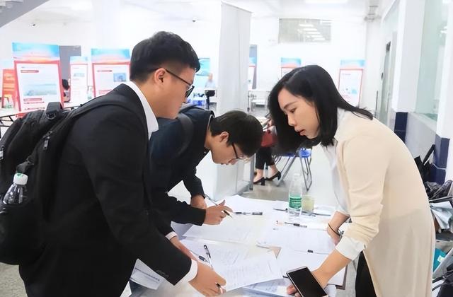 hr|应届生应聘助理岗位,期望薪资过高被HR怒怼,网友直言话糙理不糙