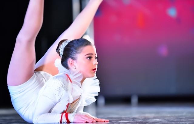 选美|外网著名表情包女孩惊传轻生,结束了16岁的生命