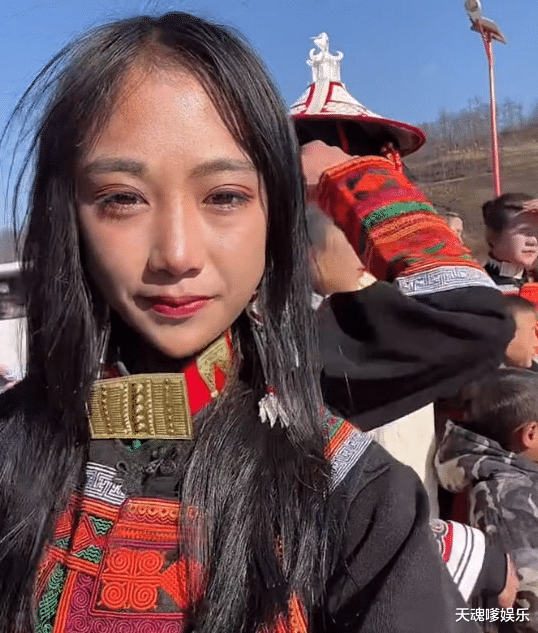 19岁凉山孟阳身世被扒,小臂有文身带4万名表,母亲比她更像名媛