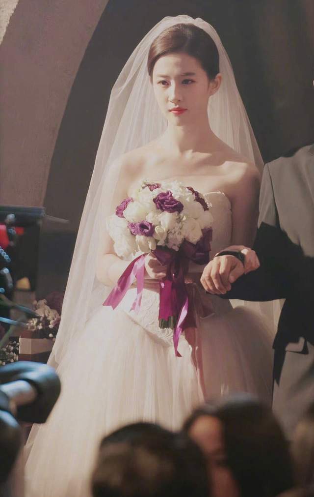 刘亦菲|你能想象到刘亦菲穿上婚纱的样子吗？一个字美，何时能看到真的呢