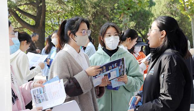 家政|“找工作别挑三拣四”，郑强教授犀利点评，一句话“骂醒”年轻人